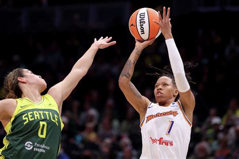 Sutton leads Phoenix against Seattle after 21-point game